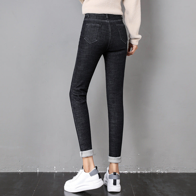 Nainen fleecevuoratuissa skinny-farkuissa
