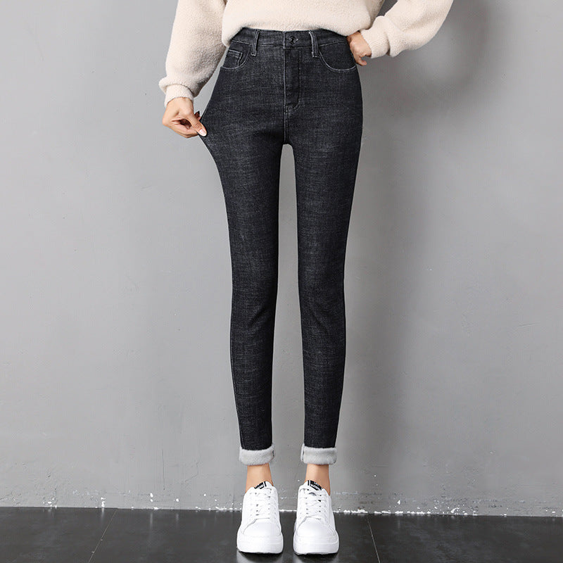 Nainen fleecevuoratuissa skinny-farkuissa