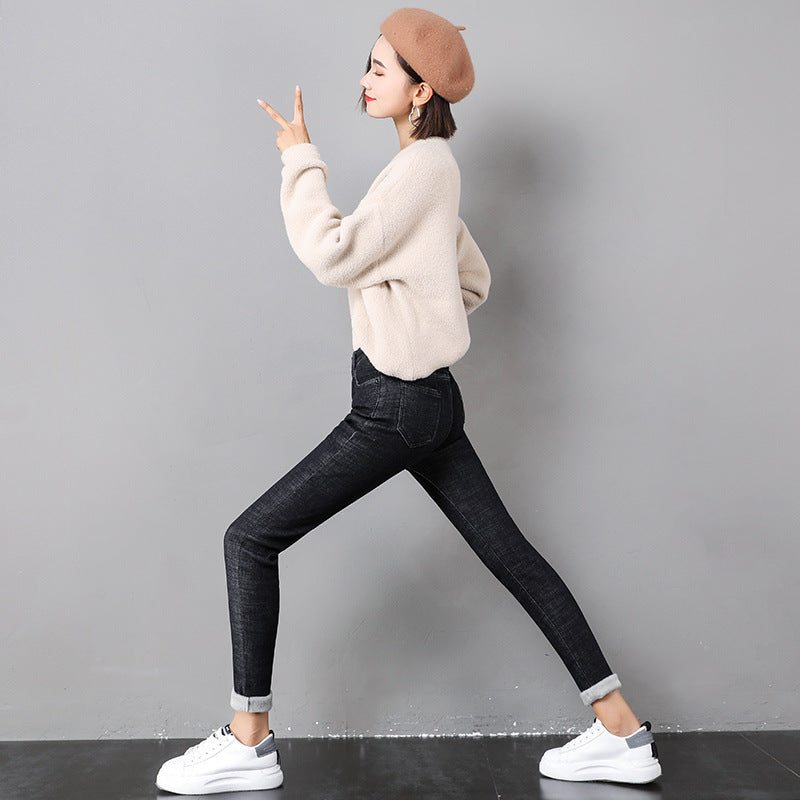 Nainen fleecevuoratuissa skinny-farkuissa