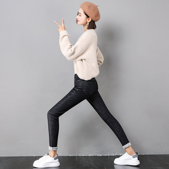 Nainen fleecevuoratuissa skinny-farkuissa