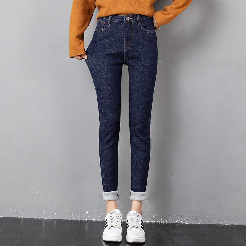 Nainen fleecevuoratuissa skinny-farkuissa