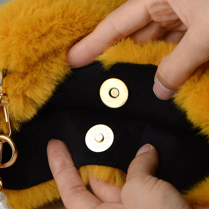 Pörröinen ruudullinen pussilaukku helmiketjulla