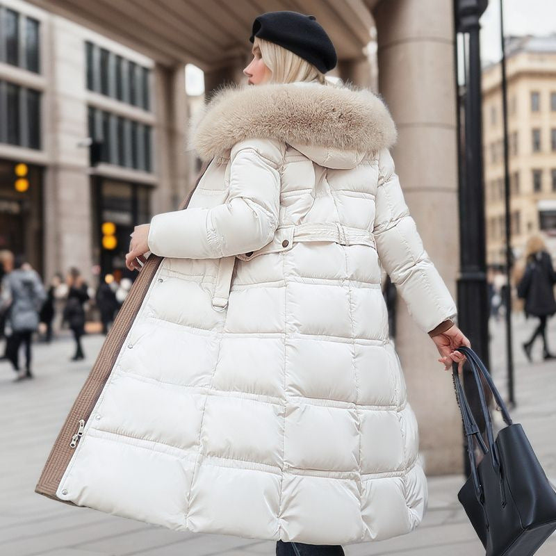 Nainen pitkässä parkatakissa karvahupulla