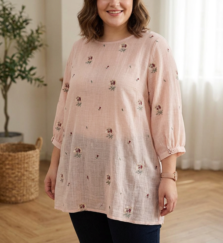 Niina | Kukkabrodeerattu Paita Rennolla Istuvuudella