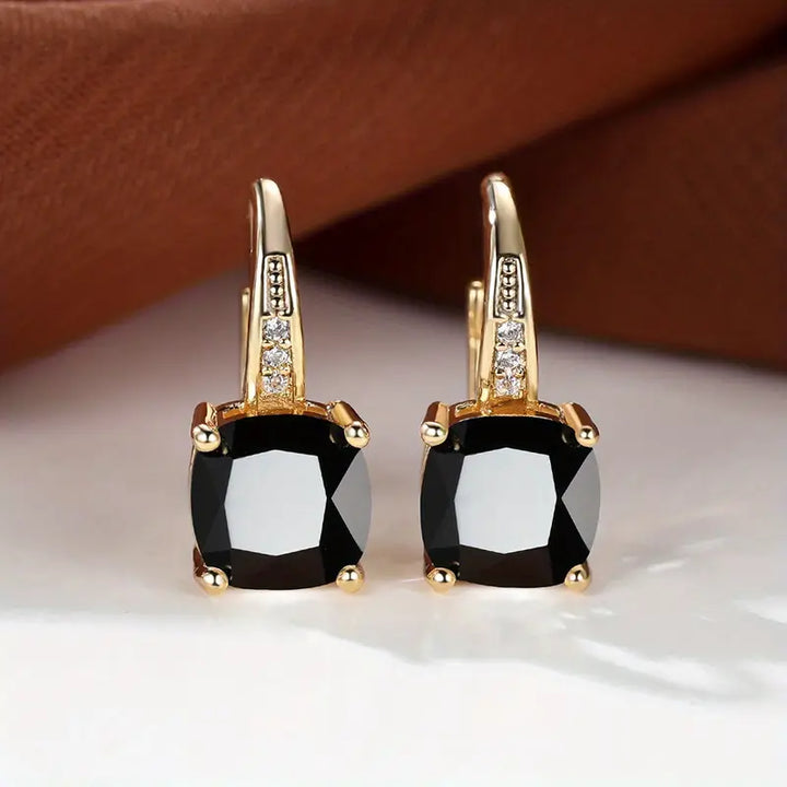 Kati | Kivikoristeiset Rengaskorvakorut Saranalukolla
