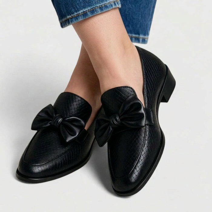 Outi | Rusetilliset Loaferit Leveällä Lestillä